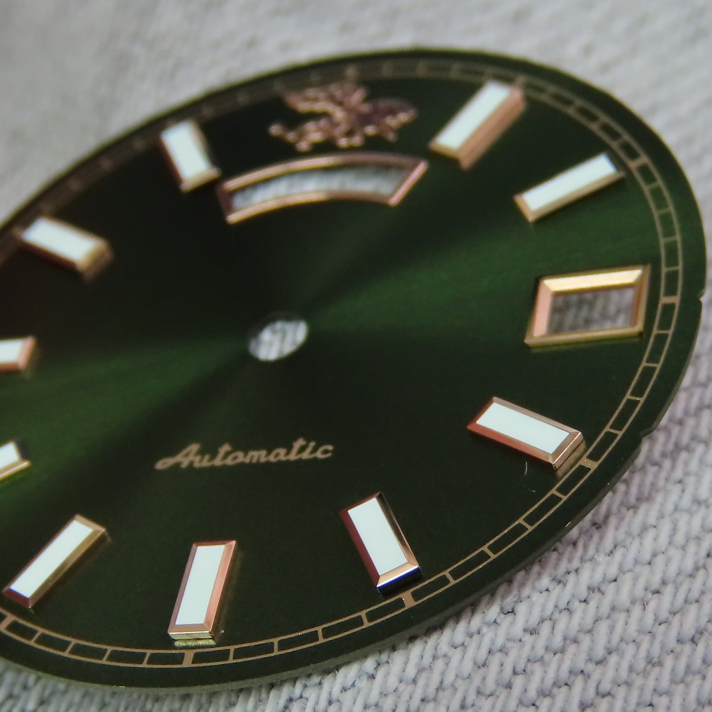 Dial maker - Green sunburst dial With Full lume day /date wheel for NH36