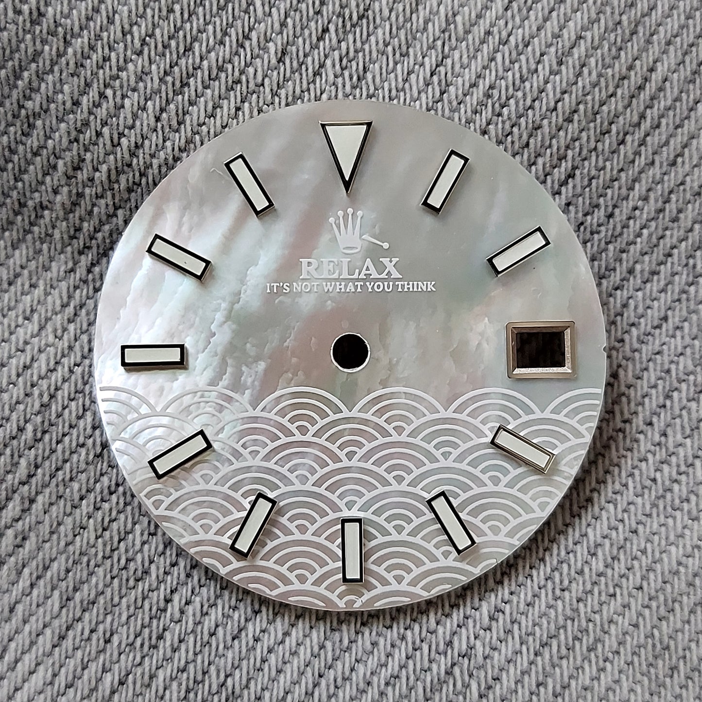 Dial maker - MOP (Mother of Pearl) with White Japanese Waves (Seigaiha) Relax Dial